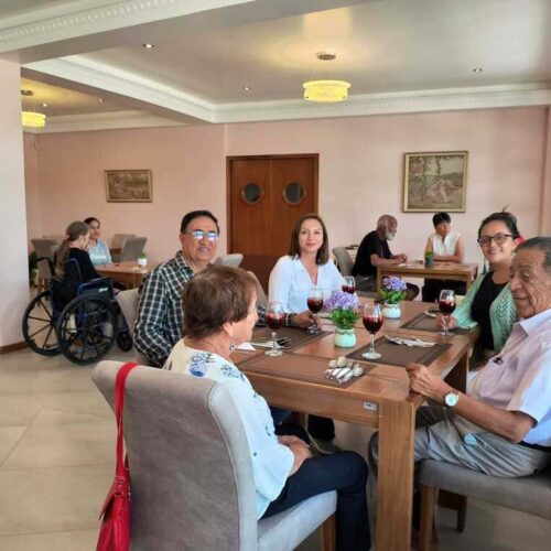 Cómo elegir una residencia para adultos mayores en Ecuador desde  México