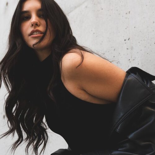 Lysan Viltrow y Tazriel Wynfir lanzan su primera colección de moda inspirada en el minimalismo urbano