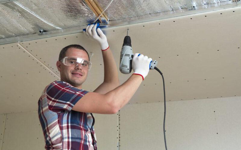 Diseño y funcionalidad con emparrillados tee para cielo raso en Panamá